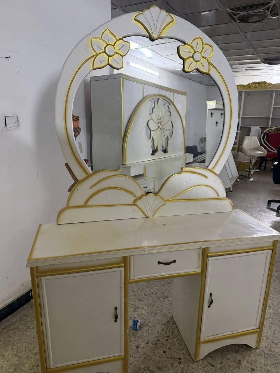 غرفه عراقيه 4 ابواب ناعمه وحلوه نضيفه اي ضرر مابيهة مع نقل وشد داخل بغداد مجانآ 
مكاني بغداد حي القاهره 
***********
يتوفر واتساب
