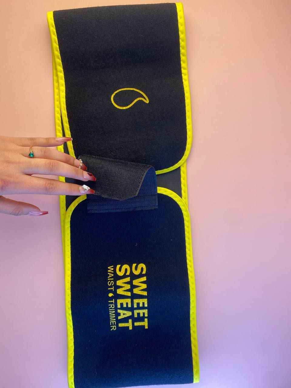مشد سويت  Sweet Sweat Waist Trimmer هو حزام تنحيف للخصر مصمم لزيادة التعرق أثناء التمارين الرياضية
الخصائص والفوائد

زيادة التعرق مصنوع من النيوبرين السميك والخالي من اللاتكس neoprene والذي يساعد على عزل الحرارة وزيادة درجة حرارة الجسم الأساسية في منطقة البطن، مما يعزز التعرق وفقدان وزن الماء الزائد
تصميم مريح: الحزام مرن وقابل للتعديل ليناسب شكل وحجم جسمك بشكل مريح ويسمح بنطاق واسع من الحركة أثناء النشاط البدني

دعم الظهر يوفر ضغطًا ودعمًا للبطن وأسفل الظهر
بطانة داخلية يتميز ببطانة داخلية شبكية منقوشة تطرد امتصاص الرطوبة وتقلل من الانزلاق أو التكتل أثناء التمرين

الاستخدام يمكن ارتداؤه أثناء تمارين الكارديو أو التدريب المتقطع عالي الشدة  HIIT  أو في صالات الألعاب الرياضية أو في المنزل أو أثناء الأنشطة اليومية

القياسات   m لارج X لارج وXX لارج بغداد, العراق


**إذا كنت صاحب هذا الإعلان وتريد حذفه لأي سبب، رجاءا أرسل رسالة إلى الدعم الفني**