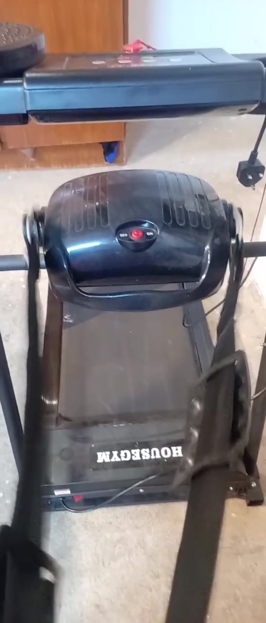 جهاز جري رياضي مستعمل شي قليل مع حزام هزاز مع قرص دوار وشاشه رقميه يتحمل لحد وزن 200 كيلو 
***********
