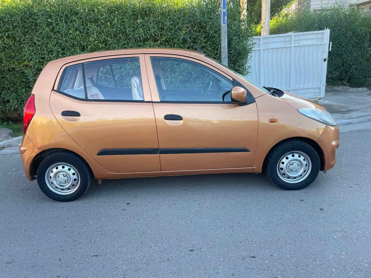 *********** حلوه ونظيفه
هونداي اي تين لون مميز مشمشي ٢٠١٥ خليجي
 محرك ٤ سلندر 
سيارة كلش جديدة وجاهزه مابيها اي نقص
 بيها ظربة بحافة الجاملغ والباب الامامي
 سيارة مصبوغه عام جمالية اثر شخوط ودحجات بسيطة 
تبريد  ثلج 
تخم  تاير وباتري  جديد
صدر امامي خلفي جديد 
شاشه  وكامره  
تحكمات ستيرن 
سونار موجود
 ماشيه ٩٠ الف 
مكاني بغداد الاعظمية
 السعر ٦٨ ورقة مجال كلش قليل 
اتصال فقط  مكلف بلنشر
 ***********
