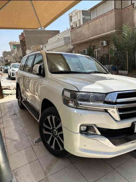 سلام عليكم للبيع لاندكروز موديل ١٩ بريم ماشيه ٧٩ حقيقي استعمال على ايد شخص واحد كلشي على وضع البلاد صدر بلادي مكفوله عده مكانين كلش كلش زغار بارد بدون اي فتح بدون شخوط بدون رضعات مكان السياره الكاظميه *********** بغداد
