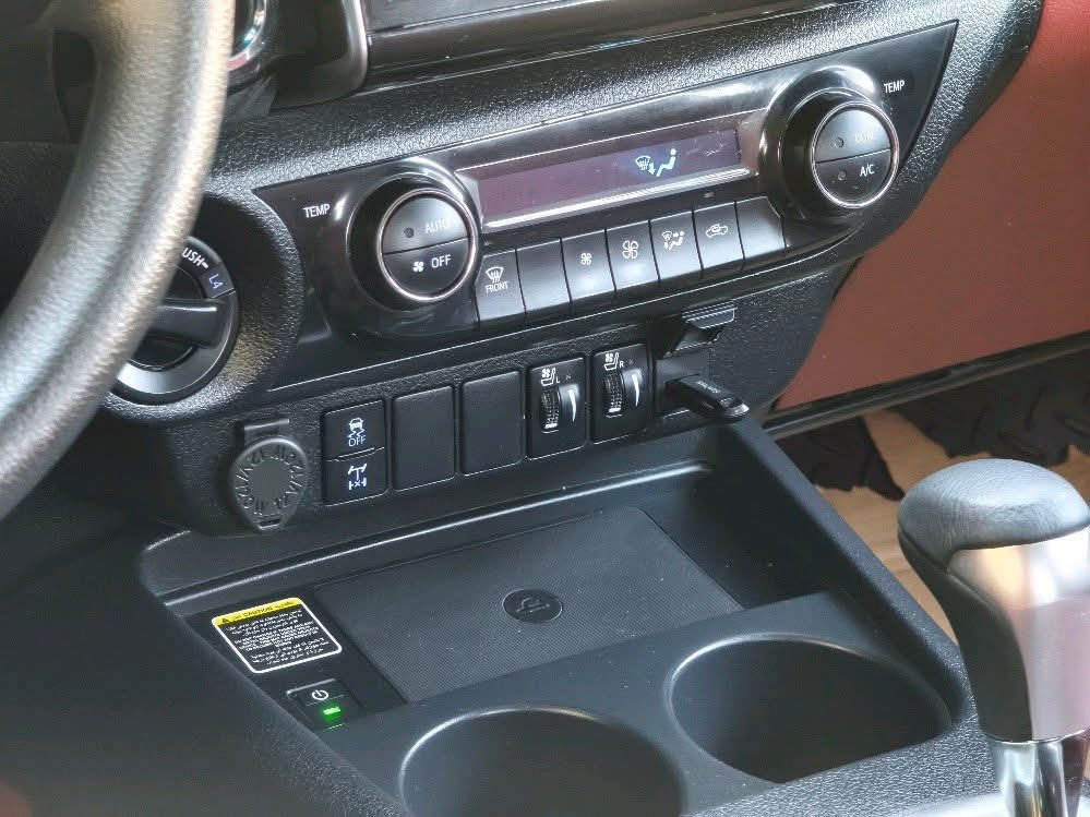 تويوتا هايلوكس موديل Double Cab 4x4 (4.0L V6) 2025
عدد الأميال : 10 الف كم
ضرر: بدون صبغ
سلندر : 6 سلندر
محرک : 4.0
السعر / اتصل بنا
***********
