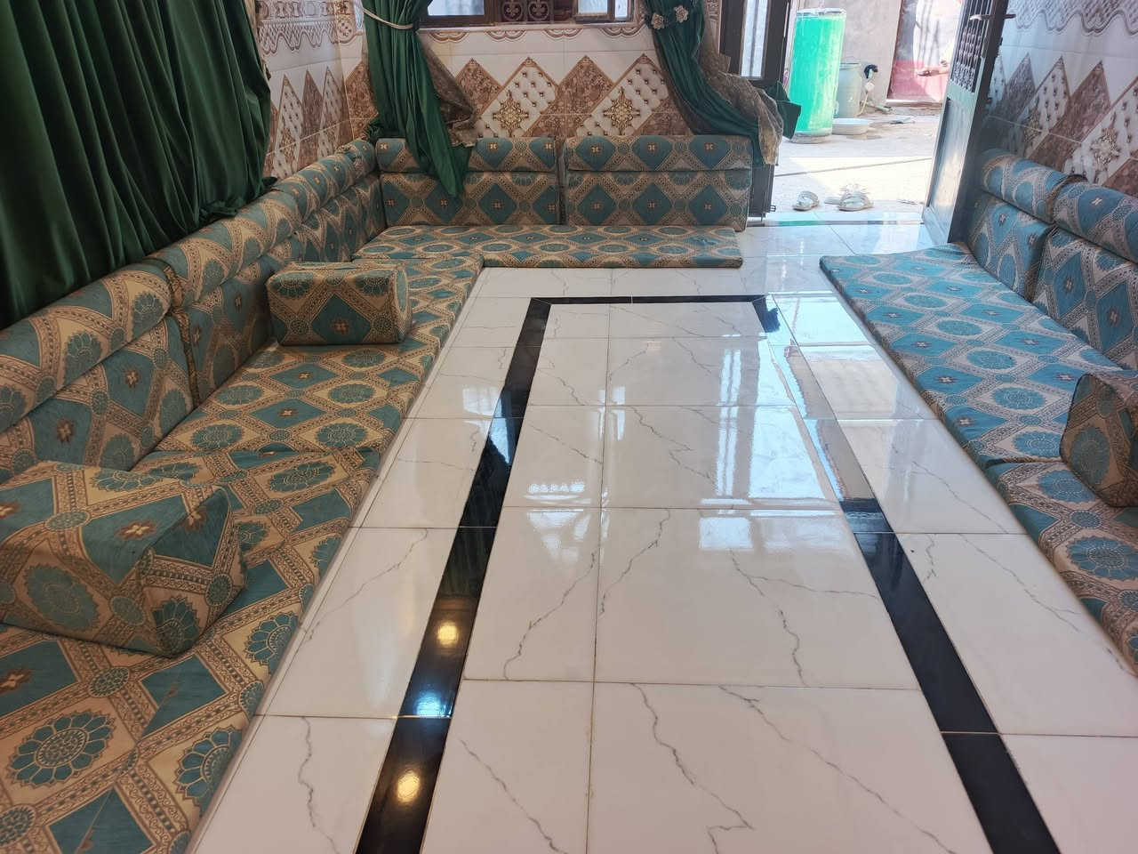 السلام عليكم ديوان للبيع السعر 300 وبي مجال قليل مكان براكيه شارع المطار ***********
