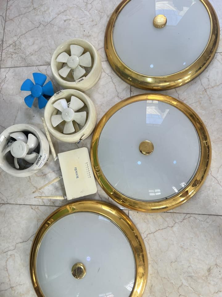 ثريات عدد 3 شغالات ونضيفات 25 الف

مفرغه هواي مال كاونتر كبيرا شغاله مثل موضح بالفديو سعر 50 الف 

راوتر شغال سعر 10

مغسله نضيفه سعر 20 الف 

اوتي نضيف وشغال بس اليده مكسوره وتلزك سعر 35 
الف 
مفرغات هواي مفاحصهن ابيع فحم عدد 4 20 الف 

واتب ساب *********** يوجد توصيل بغداد
