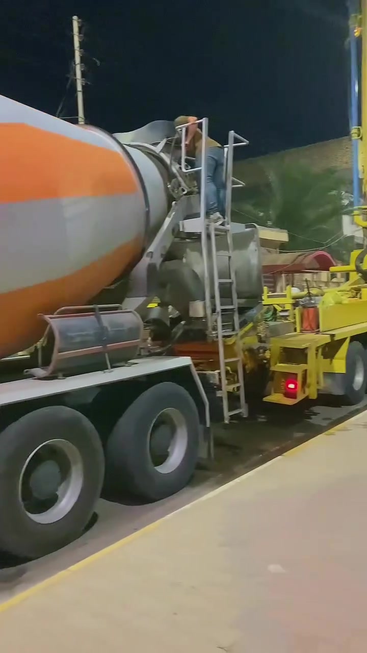 🏗️ شركة النهرين للكونكريت الجاهز — قوة تبني مستقبلَك 🏗️
في عالم البناء… الجودة ليست خيارًا، بل أساس.
ولهذا نحن في شركة النهرين للكونكريت الجاهز نضع بين يديك خرسانة بمعايير عالمية، تُصنّع بدقة، وتُختبر بمهنية، لتبقى صامدة لسنوات طويلة.
🔹 ما الذي يميزنا؟
كونكريت جاهز بجودة عالية وبمقاييس معتمدة دوليًا.
خلطات خرسانية متنوعة تناسب جميع أنواع المشاريع.
معدات حديثة لضمان سرعة التوصيل ودقة الصب.
مختبرات فحص متكاملة لضمان أقصى درجات القوة والمتانة.
فريق هندسي متخصص يعمل على تلبية احتياجات مشروعك من أول لحظة.
🔹 خدماتنا:
توريد الخرسانة الجاهزة بجميع المواصفات.
تصميم خلطات خرسانية حسب طلب العملاء.
صبّ المشاريع السكنية والتجارية والصناعية.
حلول خرسانية مبتكرة للمشاريع الكبرى.
🔹 رؤيتنا:
أن نكون الركيزة الأساسية في كل مشروع معماري، وأن نمنح العملاء خرسانة يعتمدون عليها… اليوم وغدًا.
🔹 رسالتنا:
بناء ثقة… وصبّ جودة… وتحقيق نتائج تدوم.
📞 للتواصل بإدارة محمد ال مهبش :
***********
***********
جاهزون لتلبية مشاريعكم أينما كنتم — لأن قوتكم تبدأ من أساس متين.

