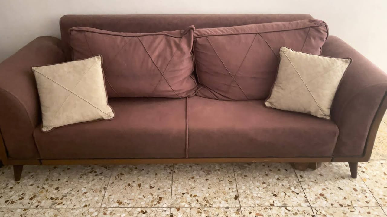 سلام عليكم 
تخم 10مقاعد نضافه فول اخو الجديد 
موديل تركي العنوان شارع فلسطين 
السعر 300 وبي مجال بسيط 
هاتف ***********
