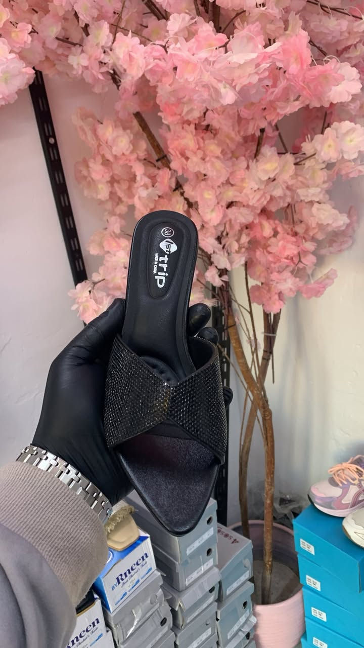 Pink shoes
جديد شحاطه كعب قلم +كعب مربع من قياس 37الى41 

📍الدور نهاية سوق الخضار مجاور مجمع كرستال


**إذا كنت صاحب هذا الإعلان وتريد حذفه لأي سبب، رجاءا أرسل رسالة إلى الدعم الفني**