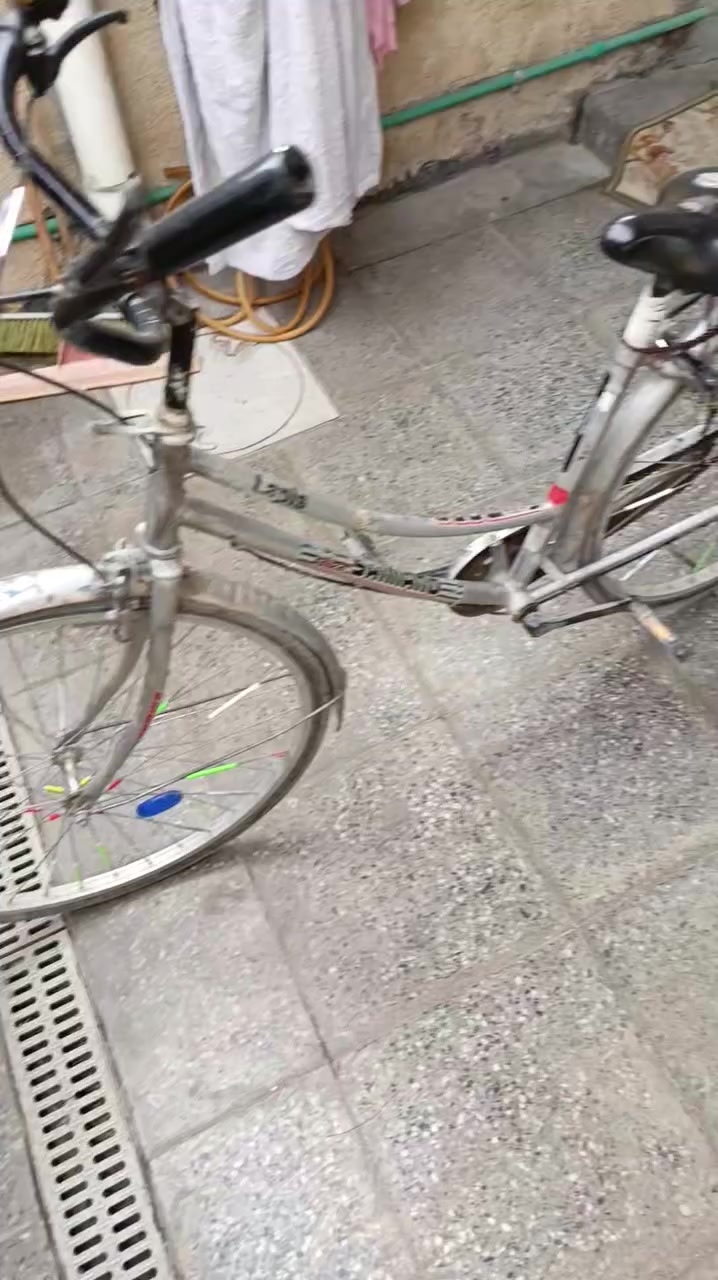 السلام عليكم بايسكل بناتي ياباني حجم ٢٧ للبيع كامل سعره ب١٠٠ مكاني بغداد البياع الاتصال ***********
