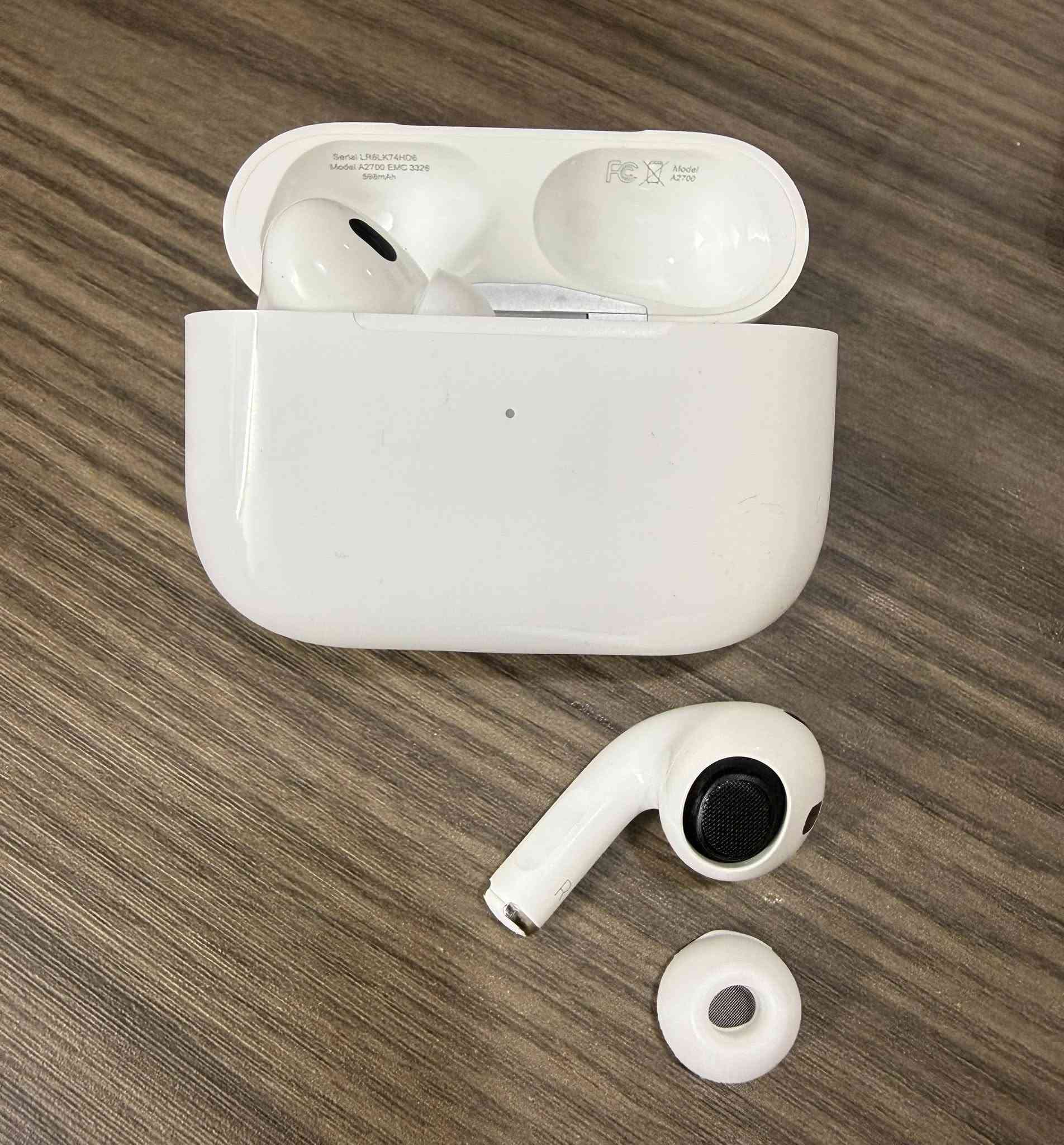 ايربود برو 2 الجيل الخامس 
باله اصلي امريكي ، شرط الفحص 
#عزل_ضوضاء +سيريل نمبر بموقع ابل + تحديد موقع ، النظافة 100% 
السعر 25 الف وتوصيل مجانا 
حجز واستفسار واتس اب 
***********
