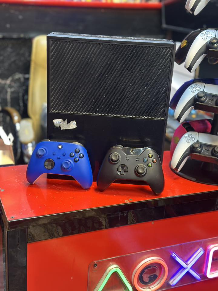 اكس بوكس وان فات نضافة 90/100
هارد 500 
كامل ملحقات 
السعر 110 الف اوبي مجال
دبل جوسيتك وايرلس
للتواصل  ***********
