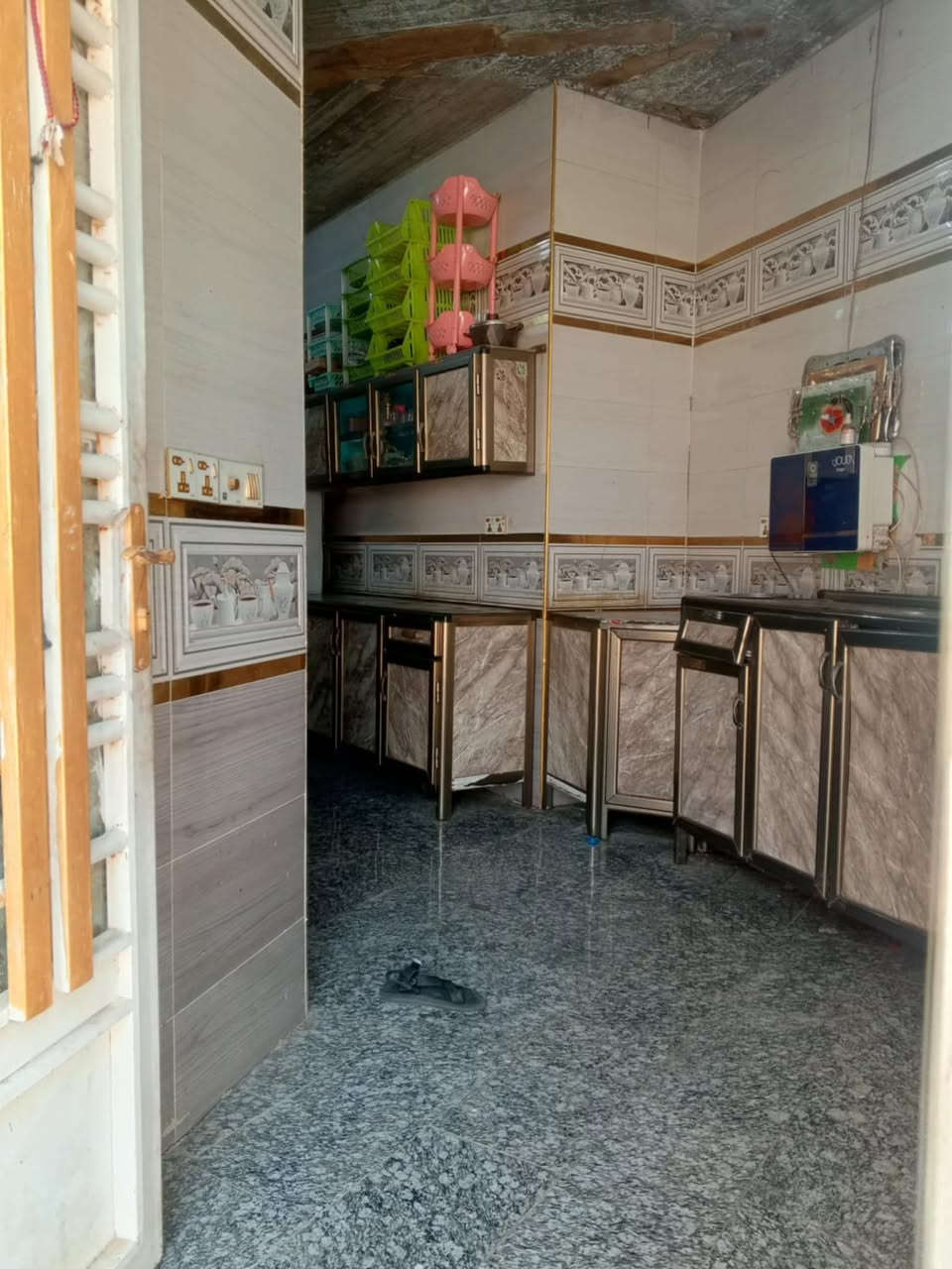 بيت للبيع في طويريج  حي الضباط/شارع المحيط الموقع: مقابل حي الصناعة، بالقرب من المدرسة المساحة: 300م² – طابو زراعي، سند 25، ركن البناء: طابق ونصف – بناء جديد الخدمات: ماء، مجاري، كهرباء متوفرة المواصفات:
3 غرف نوم (2 بالطابق الأرضي+1 بالطابق الثاني)
استقبال واسع2 صالة
2 مطبخ صحيات داخلية وخارجية مناور عدد 2
مزيد من التفاصيل راسلني خاص

للتواصل ***********
بي واتساب 👆
