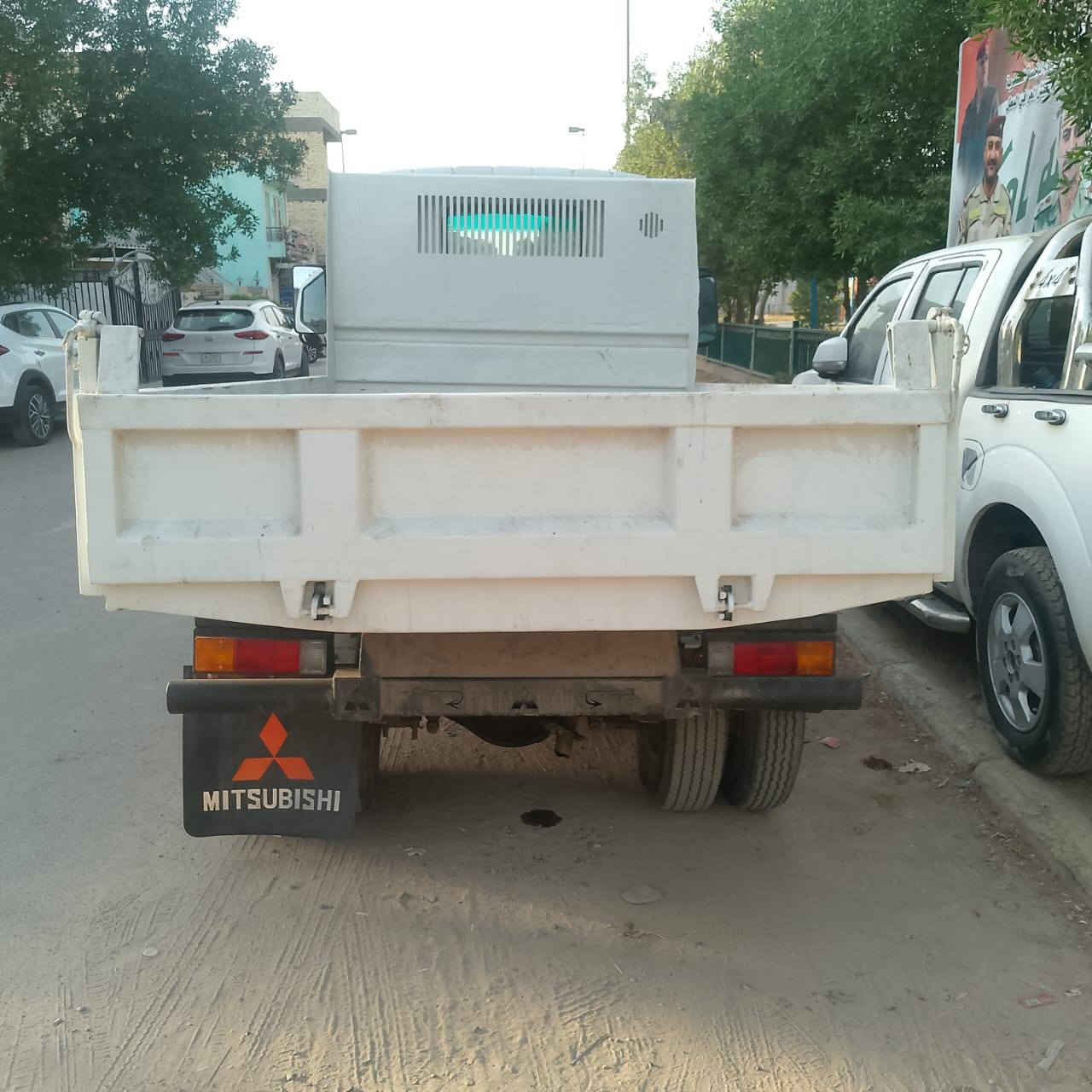 السلام عليكم/رجاء اقره المنشور جيدا
كنتر يسرى بلادي قمبوره 
لا صبغ و لا خياس 
موديل 1992 
رقم بغداد 
سنويه ساقطه 
محرك جديد لا صرف و لا بخار 
ستيرن يسره بلادي 
شاصي محسن 
السيارة محور قلاب 
علما ان السيارة احلى من الصورة 
مكان السياره بغداد 
السعر140 ورقه 
الرقم ***********
و بالخير على التصير من نصيبه
