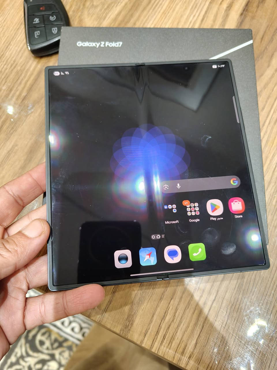 سامسونك z fold 7
ذاكدة 256 /12
الجهاز مستخدم شهر واحد فقط 
ملحقات كاملة
حافظات اصلية عدد2
شاحن 45 واط اصلي
لاصق الشاشه مال شركة بعده بالشاشات
السعر 1550,000/اسعار ثابته
الملك سنتر /السيدية
***********

