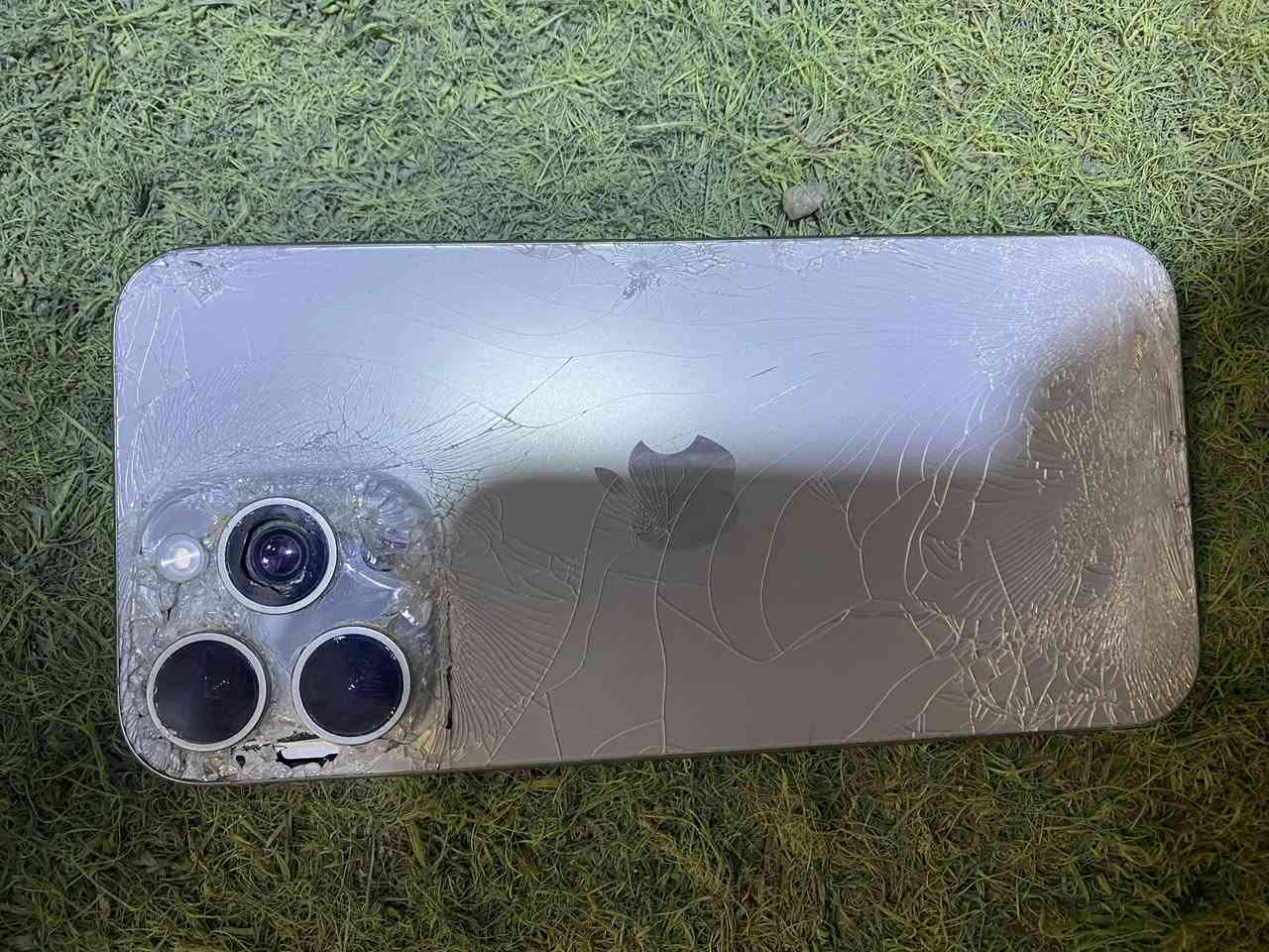 سلام عليكم ايفون 15برو ماكس ماستر بطارية 85 ذ 256 لون تيتانيوم الضهر مالتة مكسور فقط مكاني بغداد الكرادة تواصل ***********
