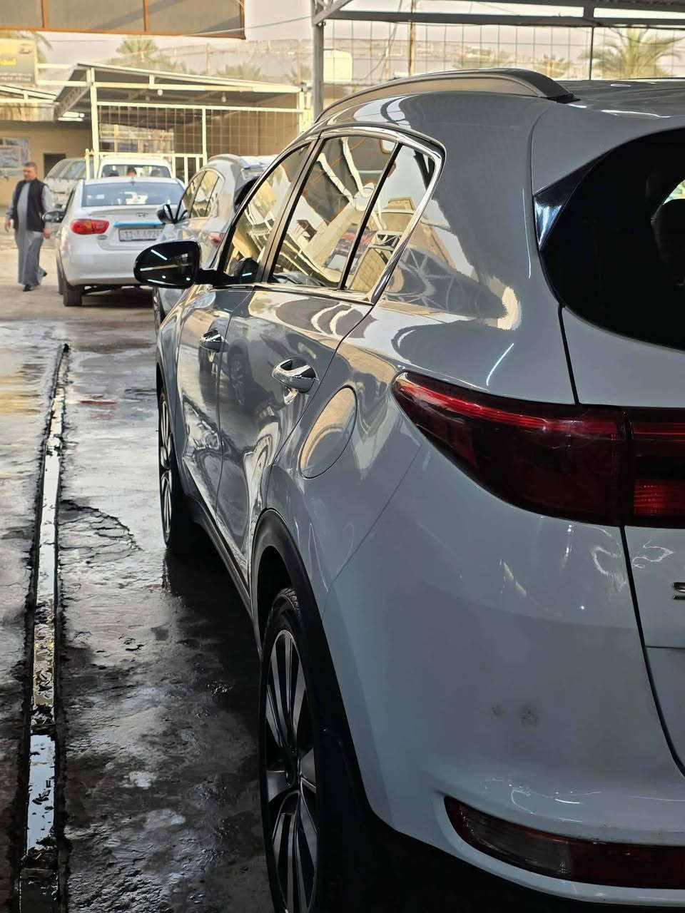 سلام عليكم للبيع او مراوس حسب لقناعه سبورتج موديل 18خليجي رقم بغداد باسمي شخصيآ سياره مكفوله من صبغ وتبديل وفتح وكير ومحرك شرط عل بلاد ما مفتوح بيهه شخط مقدار شبرر باب الخلفي ماشيه 100 المواصفاتت داخل بيجي شاشه تحكمات ستيرن مري شفط السعرر 178وبيهه مجال لشرايي ***********مكان بغداد
