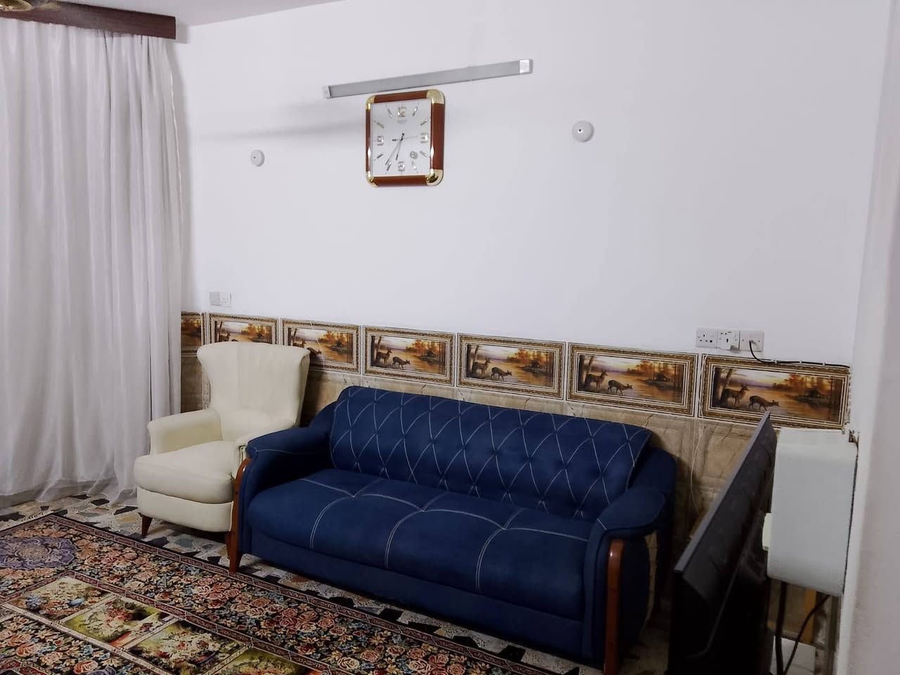 السلام عليكم بيت للبيع بدايه كميره قرب علوه ابو محمد  سند 25 مساحته 125 
الطابق الارضي استقبال وغرفه نوم ومطبخ كبير وصحيات وترك وصحيات خارجيه وكراج كبير الطابق الثاني اربع غرف نوم وصحيات ودرج خارجي للاستفسار الاتصال على  الرقم ***********

