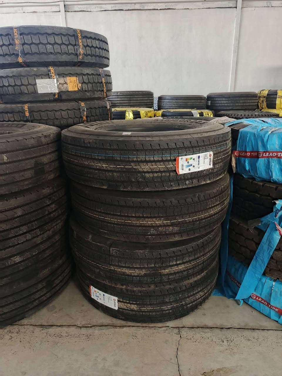 [ الآن في الديوانية.. وحوش الطرق "Attar" الكازاخستانية وصلـت! ] 🏁🇰🇿
يعلن مجمع فرحان الكرعاوي وليث الربيعي عن وصول الوجبة الحصرية والضخمة من إطارات Attar العالمية (منشأ كازاخستان)، والتي تتوفر لأول مرة حصرياً داخل مجمعنا بمواصفات قياسية.
✅ المقاسات المتوفرة الآن (بكميات ضخمة):
1️⃣ 385/65 R 22.5 
2️⃣ 315/80 R 22.5  
✅ المواصفات الفنية لـ Attar (موديل REG S):
 * متانة استثنائية: صُنعت خصيصاً لتتحمل أقسى الظروف الجوية والطرق الصعبة (مثالية لأجوائنا).
 * كفاءة وقود (B/C): توفير حقيقي في مصروف الوقود بفضل هندستها المتطورة.
 * ثبات وأمان (B): تماسك جبار في المنعطفات وعلى الطرق المبللة لضمان سلامتك.
 * هدوء وراحة (72dB): مستوى ضوضاء منخفض جداً لقيادة مريحة في المسافات الطويلة.
⚠️ تنويه هام: البيع والتعامل داخل المجمع بالدينار العراقي فقط (لا نتعامل بالدولار نهائياً). 🇮🇶🤝
📍 العنوان: الديوانية - التقية الثالثة - طريق نجف ديوانية - قرب ساحة التوديع.
📞 للتواصل: *********** | ***********
مجمع الكرعاوي والربيعي.. دقة بالعمل، أمان بالطريق، وسعر بالدينار! 🤝✨
