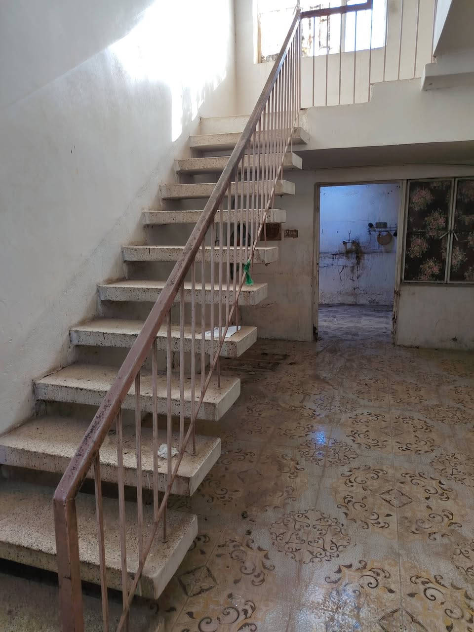 دار للبيع
المساحه 100 طابو صرف 
الواجهه 5متر. طابقين ننظيف جدا
طابق الارضي غرف نوم وهول استقبال ومطبخ وصحيات وكراج
طابق ثاني غرف نوم
الموقع حي العسكري /شارع 30 قرب مركز شرطه المنتصر
مراجعه مكتب الأهرام لعقار والمقالات شارع 60قرب مجمع الضامن الطبي *********** بيه واتساب ***********
