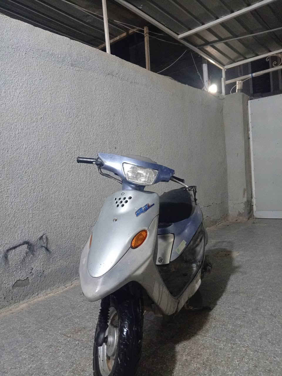 دراجه بيجي 9 زروف للبيع دراجه نضيفه شلعه ومعدل تخبل  السعر 250 وبيها مجال مكاني حله نادر الاولى شارع الخدمي قرب مجمع المدارس الرقم ***********

