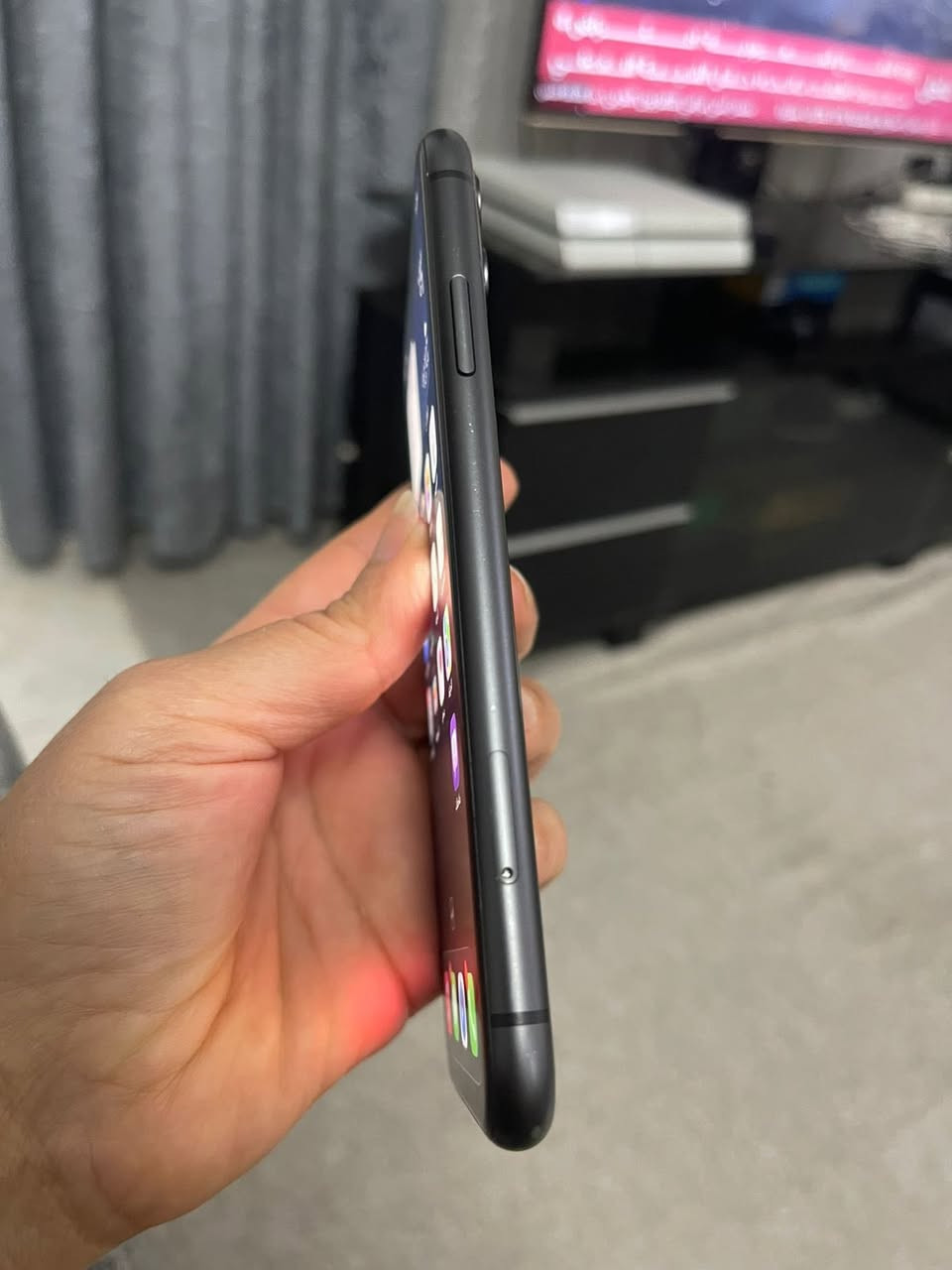 ايفون 11 عادي ذاكرة 64  كيكا نسبة البطارية 75 محدث نظيف جدا بلادي ما مبدل اي شي السعر 325 الف  للاستفسار الاتصال ع الرقم *********** او ع الخاص
