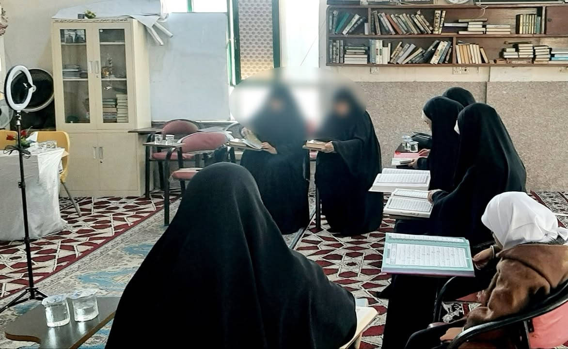 مؤسسة الإمام زين العابدين عليه السلام القرآنية 
السبت : 20 / 12 / 2025 م  1447 هجري
المادة : احكام التلاوة والتجويد المستوى الأول 
الإستاذ: السيد رياض عباس المعموري الموسوي 
الحمد لله الذي وفقنا بإستمرار دروس دورة انيس النفوس القرآنية للمستوى الاول والثاني قسم النساء بحضور عدد من الاساتذة والطالبات وفقكم الله  .
محاور الدرس كل آتي ، 
١.  مراجعات عامه لأحكام التلاوة والتجويد 
٢. درس اليوم الهائات المتطرفة في القرآن الكريم 
٤. قراءة تطبيقية لكل الأحكام السابق .
ختام الدرس بالدعاء وقراءة سورة الفاتحة  .
نسال الله التوفيق للجميع وجعلها خالصة لوجهه الكريم وفي ميزان حسناتكم اضعاف مضاعفة  .
الشيخ سيد رياض ابو مصطفى المعموري الموسوي 
م. مؤسسة الإمام زين العابدين عليه السلام القرآنية 
للإشتراك والتسجيل الاتصال  ***********
اومراجعة المؤسسة يوم السبت والاثنين س ٢ ضهرآ
