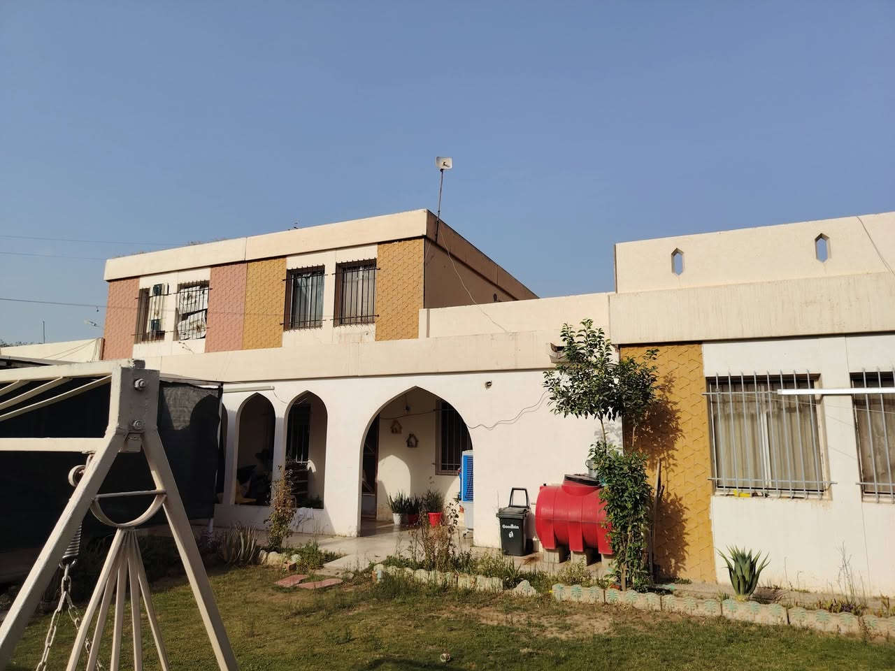 دار للبيع مساحه 400 متر مع فضله 225 متر دوميز حي الضباط
للاستفسار الاتصال على الرقم ***********
