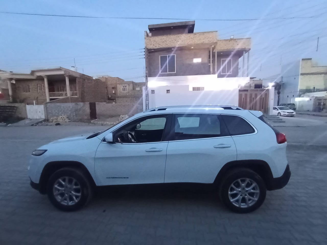 سلام عليكم
جيب شيروكي موديل ٢٠١٧ 
سيارة نظيفه جدا محرك جديد قبل شهر شديته مال كصه محرك جيب ٢٠٢١ حديث ما ماشي
تايرات جدد
فيول بم ووتر بم كله جديد
ماشيه ٦٥ الف محرك ٢٤٠٠
***********
