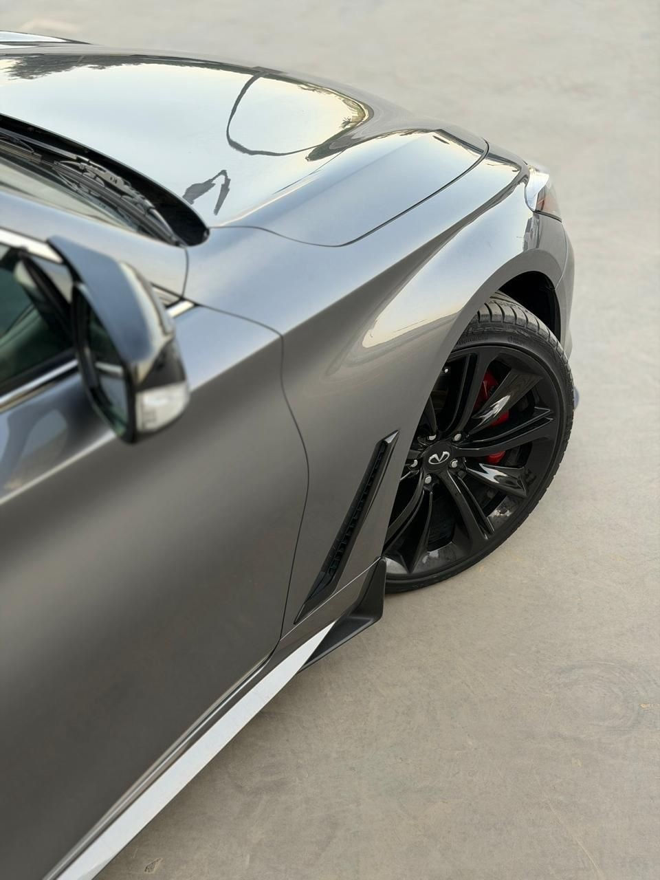 #طالب_سريع_الغزالية_شلع

#الساموري_الياباني_بسعر_K5

سرعته 300

.
.

Infiniti Q60 Red Sport 2022
لون رمادي – ممشى فقط 56,000 كم

المواصفات الخارجية:
 • لون رمادي لامع
 • جنوط أصلية 20 إنش سبورت
 • كاليبرات فرامل باللون الأحمر مميزة للـ Red Sport
 • فتحات تهوية جانبية + لمسات كروم
 • أضواء أمامية LED مع نظام أوتوماتيكي عالي/
 • أضواء خلفية LED رياضية
 • فتحة سقف كهربائية

المحرك والأداء:
 • محرك V6 3.0L Twin Turbocharged
 •  قوة 400 حصان
 • عزم 475 نيوتن/متر تقريبًا
 • جير أوتوماتيك 7 سرعات مع بادل شفت (تبديل خلف المقود)
 • نظام دفع رباعي AWD
 •عليها صوت Exhaust رياضي بلادي مختم 
 • أنظمة قيادة متعددة (Eco – Standard – Sport – Sport+)

المواصفات الداخلية:
 • مقاعد جلد رياضية بلون أحمر بلادي + داخل كاربون فايبر 
 • مقاعد كهربائية مع ذاكرة + تبريد وتدفيء     
 + بادل شفت
 • شاشة وسطية لمس مع نظام ملاحة + Apple CarPlay / Android Auto
 • نظام صوت Bose فاخر 13 سماعة مع سبووفر
 • كاميرا خلفية و امامية وجانبية 360+ حساسات أمامية وخلفية وجانبية 360
 • تكييف أوتوماتيكي ثنائي المناطق
 • إضاءة داخلية LED + إضاءة خارجية ترحيبية LED بلادي + شعار انفنتي بالابواب
 • دخول ذكي + تشغيل بصمة + تشغيل عن بعد 

أنظمة الأمان:
 • رادار تنبيه قبل الاصطدام
 • نظام النقطة العمياء
 • مثبت سرعة ذكي Adaptive Cruise Control
 • نظام الحفاظ على المسار
‏ • ABS + EBD + TCS + VDC (أنظمة ثبات كاملة)
 • وسائد هوائية أمامية وجانبية وستائرية
 تعتيم المرايات + فايبر كلاس بكل مكان دواخل المرايات …
سياره بولش وحمام جديد دهن جديد
 تايرات جدد ما بيها نقص كامله مكمله

JN1FV7LLONM680625
رقم شاصي:  

للأستفسار الأتصال على 

***********
