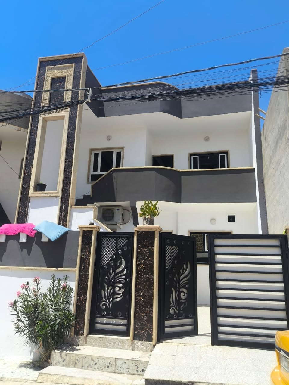 بيت للبيع جانب الايسر حي المليين قرب ساحه الكره القدم مساحه 160سند 25 بيت طابقين كامل الطابق الاول غرفتين مطبخ هول استقبال مشتملات داخل وخارج طابق الثاني غرفتين هول مطبخ مشتملات سعر 100 م تواصل ***********

