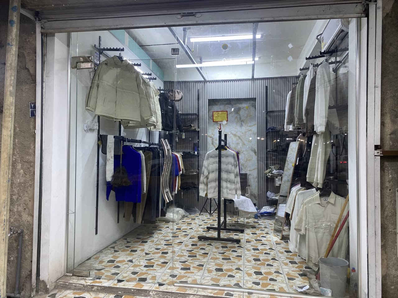 جا خانه محل 
الطول ٢متر و٨٥سم
والعرض ٢متر ٧٠سم
جام ١٠ملم 
مكان بغداد الشعله 
***********
