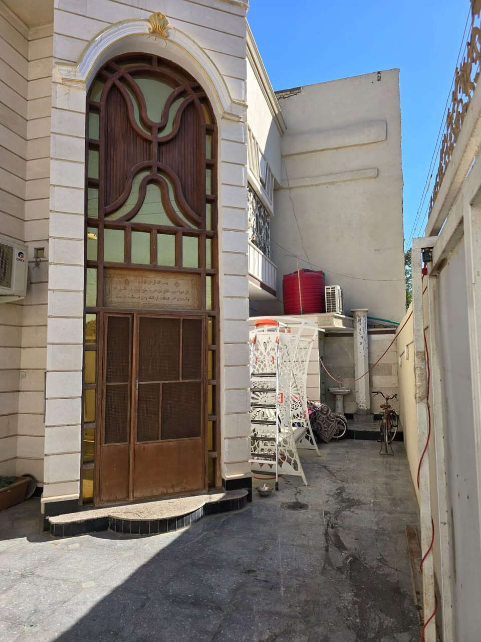 يعلن مكتب المرتضى للعقارات عن توفر    

بيت للبيع ، في الاربع شوارع ، قرب مدارس الادريسي
طابقين ، بناء حديث
المساحة / 266 متر
الواجهة / 13.5 متر ، واجهة حجر
يحتوي على / 5 غرف وصالة واستقبال ومطبخ وكراج وحديقة وصحيات
سعر البيت / 550 مليون

توجد لدينا عروض اخرى للأستفسار الاتصال على الرقم التالي / *********** نستقبل كافة العروض والاعلانات نشرها وترويجها مجانا عنوان المكتب / الجنينة / شارع جامع الكرناوي / مقابل فتافيت سنتر
