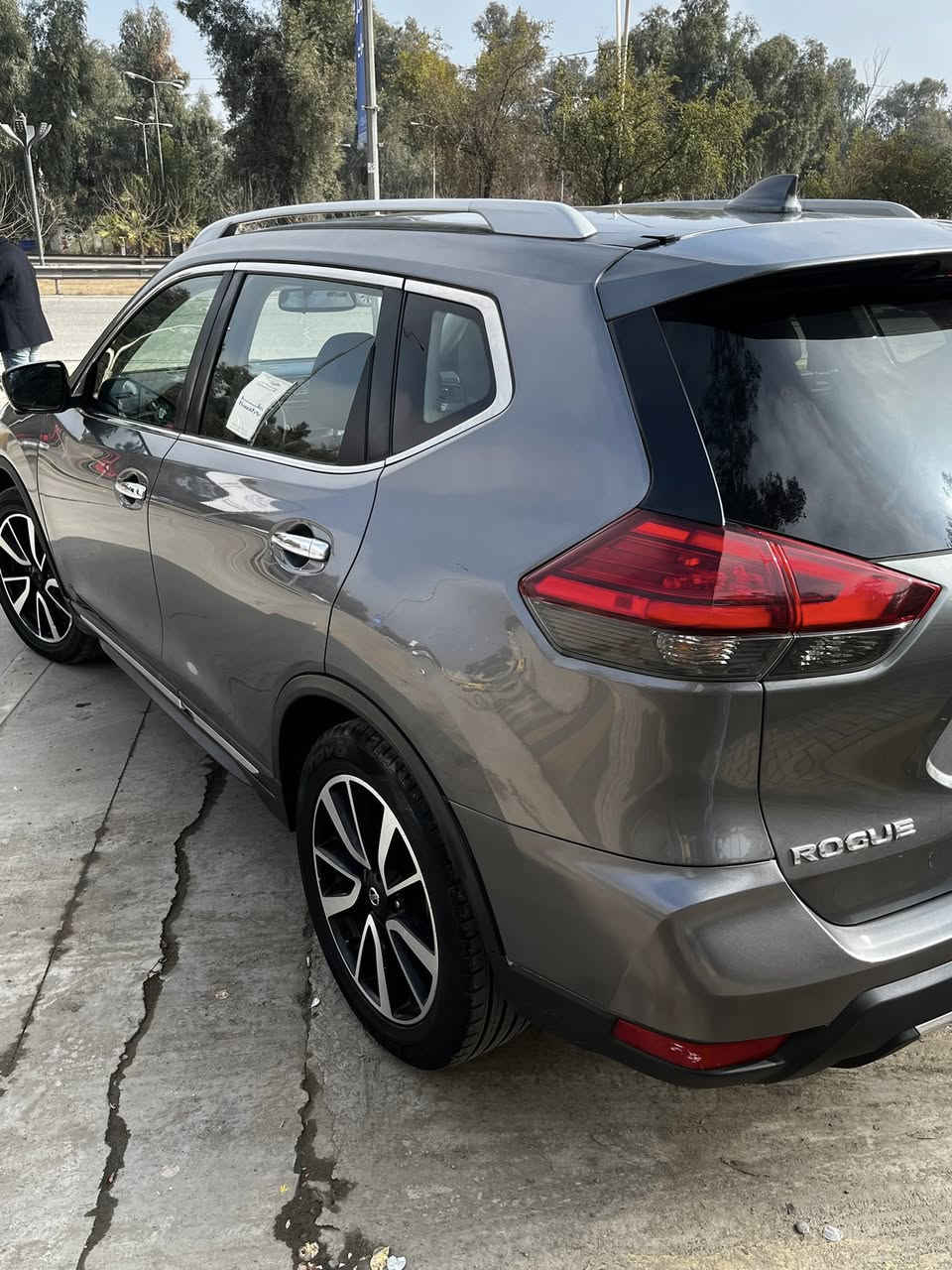 🚘 للبيع: Nissan Rogue 2017 SL (فول مواصفات) ✅ | بانوراما 🌤 | وارد أمريكي 🇺🇸
📅 الموديل: 2017

⭐️ الفئة: SL (فل)

🇺🇸 الوارد: أمريكي

🛣 الممشى: 54 ألف ميل(على ايد وحدة من الاستيراد لحد هسة)✅✅

💵 السعر: 140 ورقة(مجال بسيط)

🎨 اللون الخارجي: نفطي

🖤 الداخلية: أسود 

🌤 بانوراما: موجودة ✅

🚧 الحادث: جاملغين وبونيد(الصور اذا تحب تشوفها تأمرني راسلني وتدلل)

-⚙️ المحرك والقير

🔧 محرك 2.5L اقتصادي وقوي ومعروف بعد محركات نيسان

⚙️ قير CVT 

-🛋 داخل اسود ونظافة 100‎%‎

🧵 مقاعد جلد أنيقة

💺 مقعد السائق كهرباء + 2ذاكرة ✅

🔥 تدفئة ستيرن 

🌬 تبريدها بالصيف يخبل ماشاءالله 🧊

-🖥 الشاشة والأنظمة

📱 شاشة لمس 7 إنچ

🧭 نفيكيشن (خرائط) ✅

🔊 نظام صوت BOSE قوي وواضح 🎶

🎥 كاميرا 360° (Around View) ✅

-🛡 الأمان والمساعدات

👀 Blind Spot تحذير النقطة العمياء

🔄 Rear Cross Traffic تحذير حركة خلفية عند الرجوع

🌟 مميزات إضافية

-✋ فتح شنطة كهرباء بدون إيد (Hands-Free Liftgate)

🛞 جنوط 19 شكل رياضي قليل موجود منه🔥

🌤 سقف بانوراما يضيف فخامة وإضاءة للسيارة

📍 الموقع: حاليا بالموصل- واذا كنت جاد تصلك وين ماتريد بالشمال

📞 للتواصل: ***********

✉️ … والسعر قابل للنقاش بالمعقول 🤝

#Nissan #Rogue #روج #2017 #SL #بانوراما #وارد_امريكي #سيارات_للبيع
