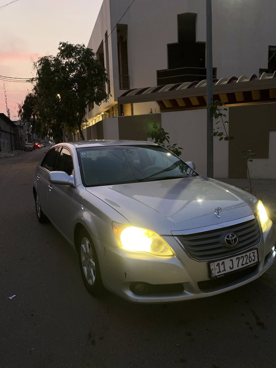 السلام عليكم
تيوتا اڤلون للبيع
موديل 2009
وارد امريكي 
حادثها بأمريكا جاملغ خلفي
وبالعراق البنيد مصبوغ اثر جراد 
السونرموجود كلشي موضح بي 
وبيها كم قطعه بارد 
بس السياره عضمتها كلش حلوه 
تخم مجول وبلك اصلي جديد شادلها
منضومة زنون اصلي
صدر امامي خلفي جديد
السياره جاهزه 
المكينه ممفتوحه ع البلاد
والكير كذالك ممفتوح 
السياره بآسمي عنواني بغداد شارع فلسطين 
عارضها ب125$ 
***********
اسف ع الاطاله.
