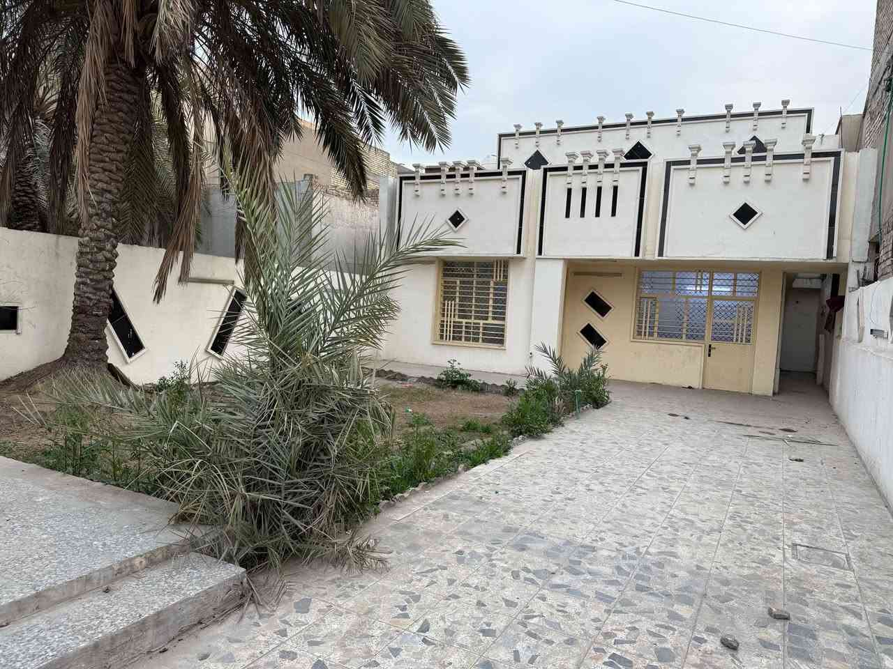 السلام عليكم بيت للبيع مساحة 310 واجهة 14 ونزال 24 طابو صرف بسمي تحويل مباشر مكانه بغداد الكمالية على الشارع العام  قرب الجسر الجديد يتكون كراج يتسع 5 سيارات كبير جداً وحديقه  الطابق الأول  استقبال ومطبخ وغرفتين نوم وحمامات داخليه وخارجيه وصاله الطابق الثاني ثلاث غرف نوم وحمامات وبيتونه وسطحين بناء البيت 2007 البيت جاهز للتسليم الفوري الشراي يتصل *********** او ***********
