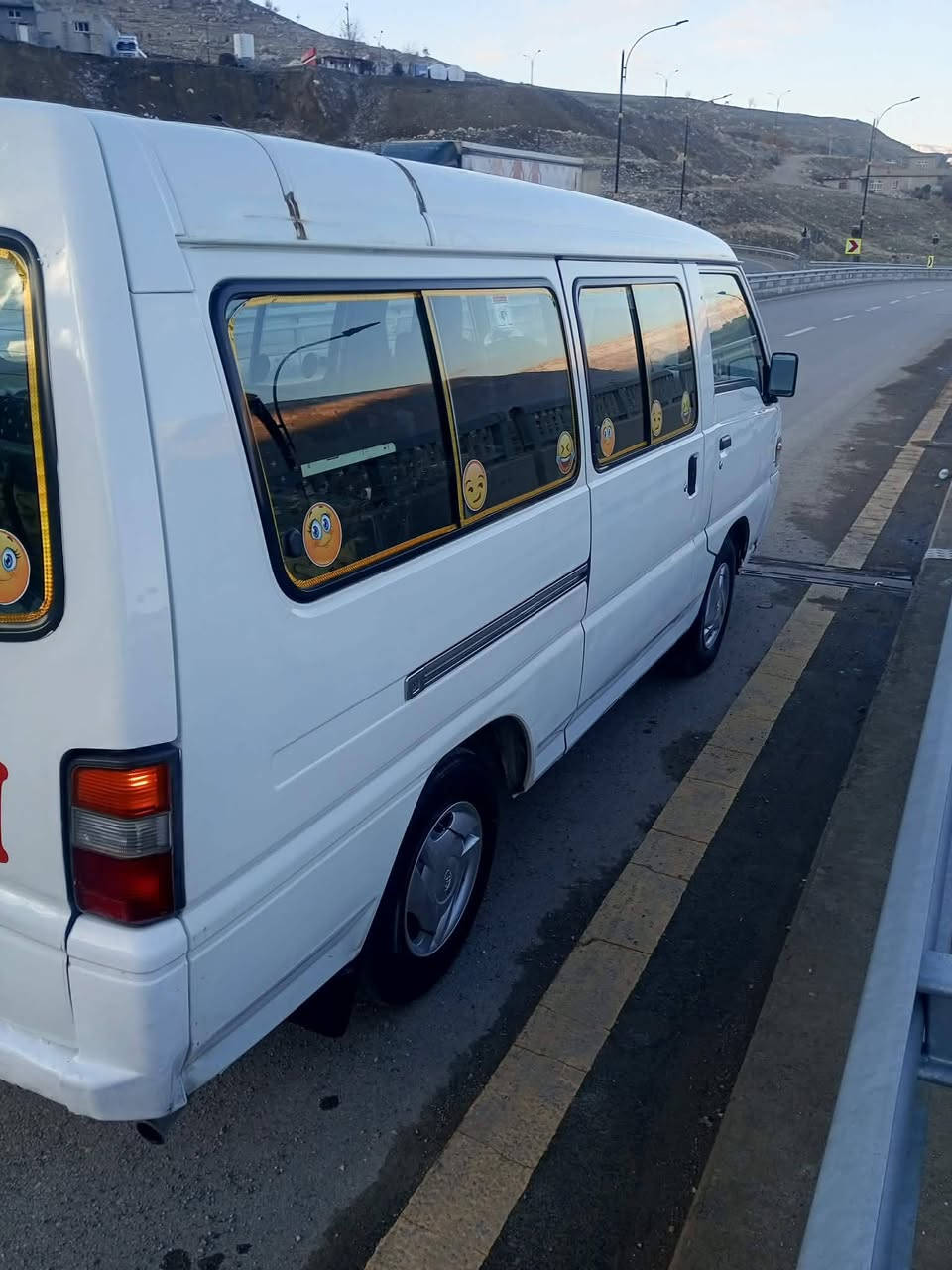 مستر بۆشی بۆ فرۆشتن
2009

گێر مەکینە اکسل بەشەرت

تەحویل خرامەبەشەرت 

بێ تەقەو رەقەیە 

ساردوو گەرمی مزبووتە

سەیارەکە بێ مەسرەفە 

دووسێ پارچەی بۆیەخە من بەحیزام دەیفرۆشم

براوەو تەحویل شانسی بەشەرت
***********
***********
تکایە ئەگەر مشتەری نامە بنێرە نەک تەنیا بۆ نرخ
