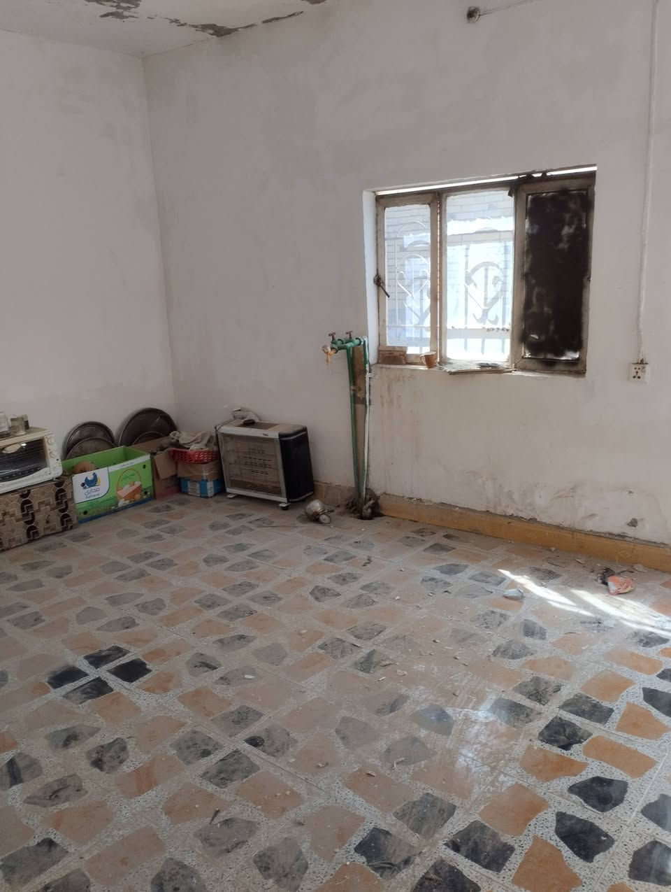 البيت بناء قديم بس مرمم وكله سيراميك 
البيت جاهز السكن وبيه محل 
البيت ٣ غرف وصاله جبيره ومطبخ وصحيات 
وديوانيه وبيه محل مجر شهر ٣٠٠
بالعافيه الي ياخذه البيت جبير باب المدرسه 
تبليط بلباب العنوان الناصريه الاسكان صناعي قرب صيطره ال بعظم عمود 17 مدرسه نهر الفرات بيت جاهز 
***********
