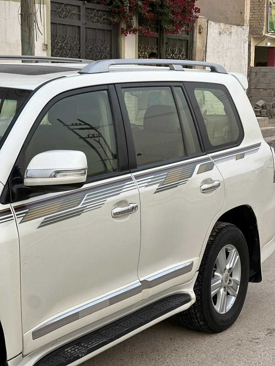 السلام عليكم لاندكروز للبيع بريم فول مواصفات السياره كلش نضيفه مديل 2014 بيها 3 قطع صبغ للستفسار ***********
