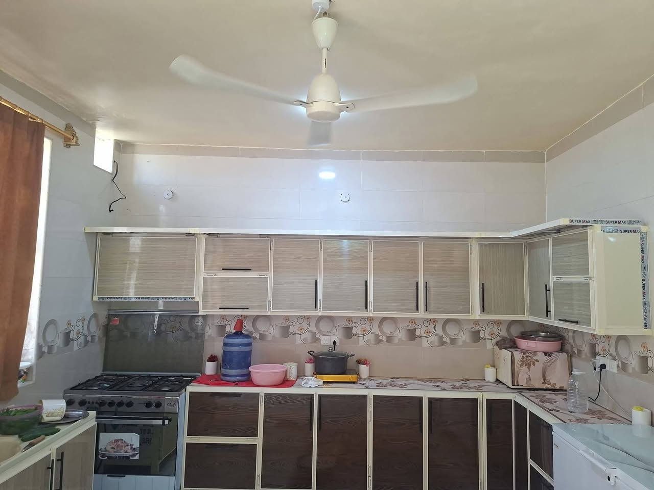 بيت للبيع 200متر غرفتين 5×4 صاله 8×4 حمام داخلي مطبخ 5×4 ستقبال 6ونص ×4 صحيات خارجيه طارمه خدمات كامله مسجل كهرباء ومي مسجل بطابو قرب مول الجود رقم هاتف *********** وتساب اوتصال 
@إشارة
