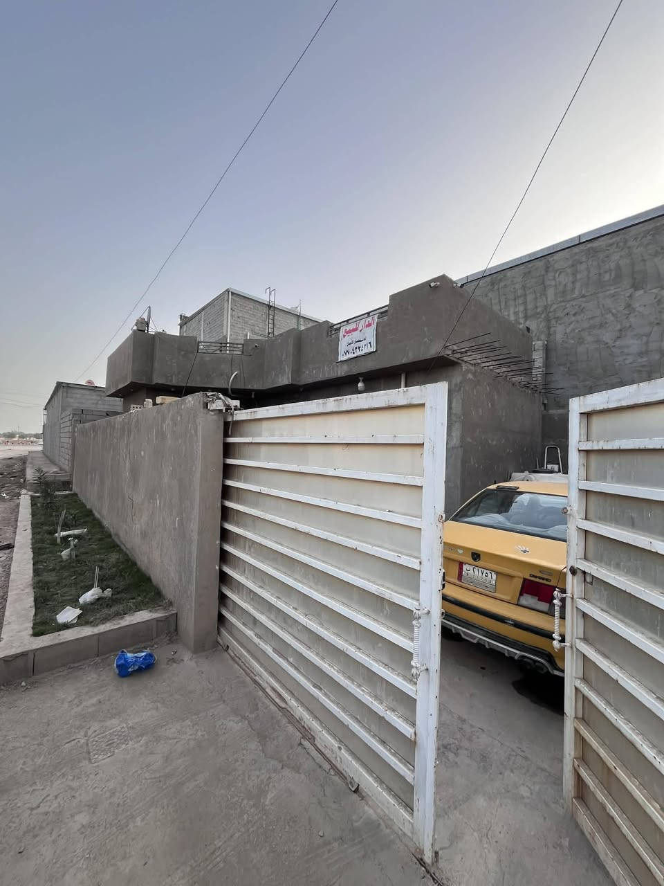 بيت مساحة ١٥٠ م يحتوي على غرفه نوم وصاله ومطبخ ومرافق صحيه و حمام وحديقه مزروعه كراج سياره.. سند ٢٥ السايد الواحد مقابل ملعب كرة القدم الكرغولية بالقرب من مدرسة البقيع الاهليه... السعر ١٣٥ قابل للتفاوض.. للاستفسار الاتصال على الرقم ***********
