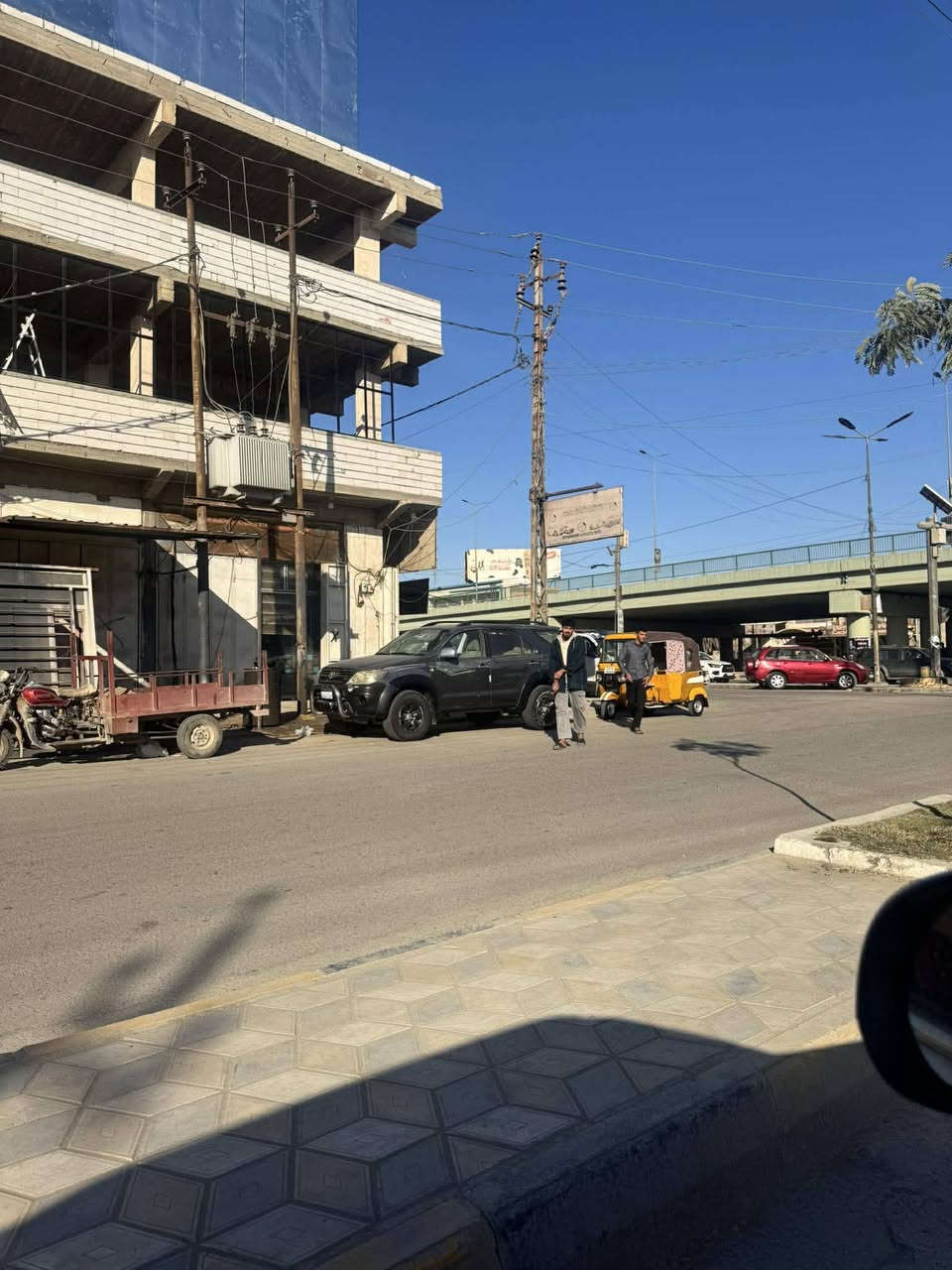 بناية للأيجار او الاستثمار 
الموقع مقابل جسر تقاطع البصرة وحي القاهرة . للإستفسار الاتصال على ***********
