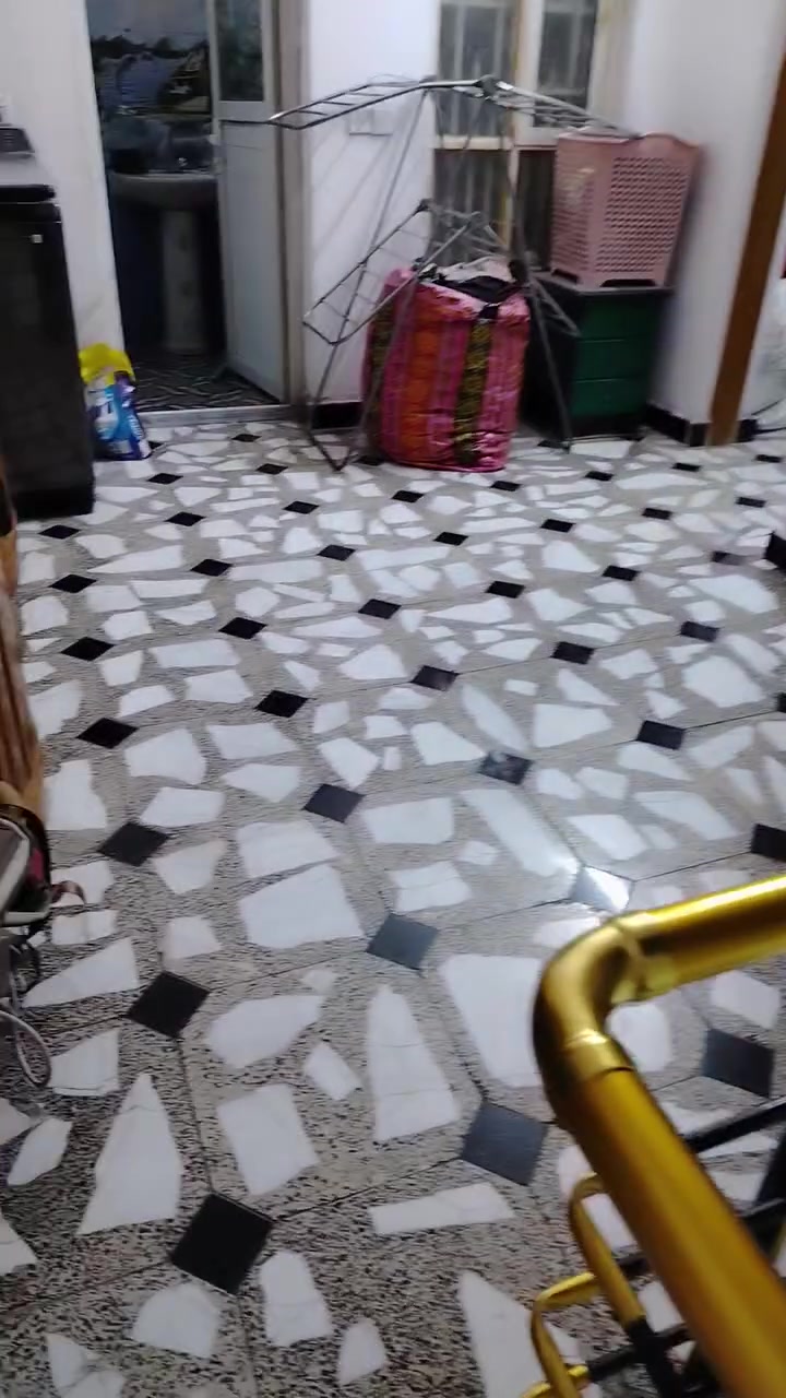 بيت للبيع ٨٥متر مربع واجهه ٨ونص ونزال عشره طابقين ونص كامل خدمات منطقه بلديات ظياء الحلفي قريب عل شارع وسعر كلش مناسب بسبب ظروف نزلنه سعره شراي يتصل ***********
