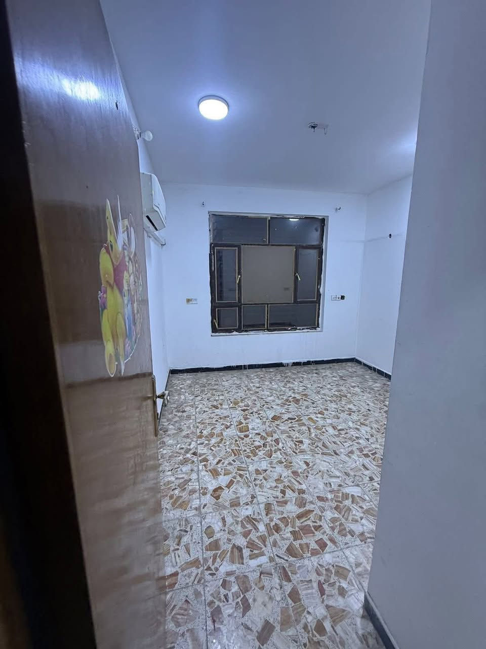 🔹 وحدة سكنية طابق أول، نظيفة جداً.
📌 مطلوب: بنية أو عائلة صغيرة.

المواصفات:

* غرفتا نوم (مجهزتان بسبلت).
* مطبخ (مجهز بسبلت).
* صالة (مجهزة بسبلت وتلفزيونين عدد 2).
* خدمات صحية.

💰 الإيجار: 750 ألف دينار عراقي (قفل).

📍 الموقع: بغداد / السيدية – مربع الاقتصاديين – على شارع 40 متر.

📞 للاستفسار:***********

🏢 مكتب حلم عقاري

يتوفر لدينا العديد من عروض البيع والإيجار في مناطق السيدية والمناطق المجاورة
