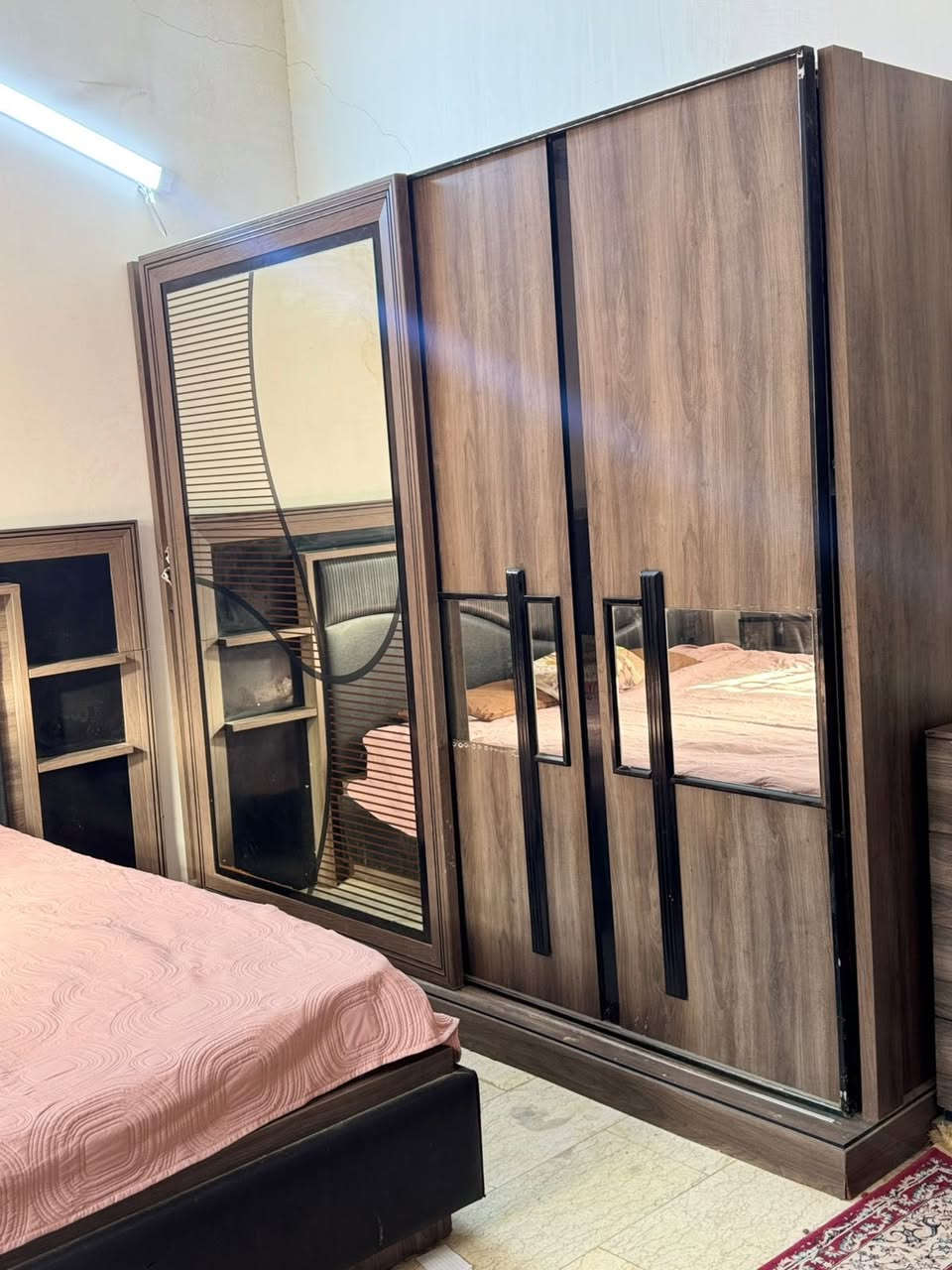 للبيع غرفة نوم كاملة

تتكوّن من 7 قطع مرتبة وأنيقة:
🛏 سرير نفرين مريح وكبير
🗄 كنتور عملي
🪞 ميز تواليت ويا مراية أنيقة
🧴 بوفيه بأربع مجرات مساحة خزن ممتازة
🪞 مراية ركن مرتبة
🗄 مجرات يم السرير (سايدين)

الغرفة ، مرتبة وجاهزة للاستخدام، تصميمها حلو وعملي وتناسب أي بيت 👌
البيع بسعر مناسب وقابل للنقاش للجادين.

للاستفسار أو المعاينة راسلني عالخاص


**إذا كنت صاحب هذا الإعلان وتريد حذفه لأي سبب، رجاءا أرسل رسالة إلى الدعم الفني**