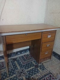 ميز مكتبي • نضيف • دوانيه جهوري شرقي
