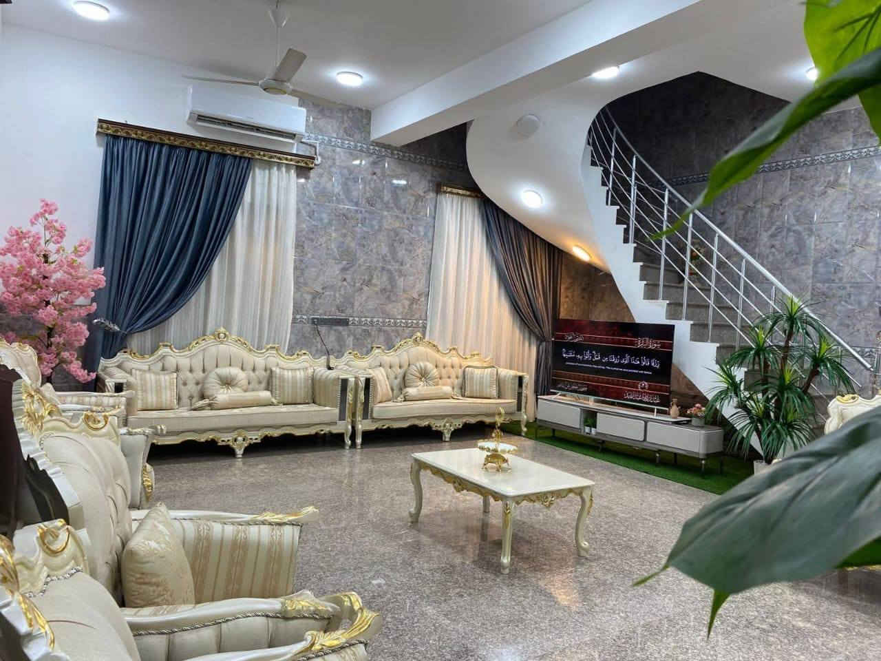 دار للبيع 🏠
اللهم صل على محمد وآل محمد 

في ناحية الحيدرية  حي التحدي 

قريب على شارع ٢٠ 

 المساحة ٣٢٥متر ركن شارع ١٠

بناء جديد 

يتكون 

غرف عدد ٢   ٤x٥

استقبال ٩ x ٤

صاله كبيره ٨x٨

صاله داخليه ٣x١٠

مجموعة صحيات 

مطبخ ٤x٦

الارضيه كرانيت 

بناء طابوق 

كونكريت مسلح 

ملاحظة البيت ينباع مع الأثاث 

وحسب الصور الموجوده 

لمعرفة السعر 

 الاتصال على الارقام  التالية

***********

***********
