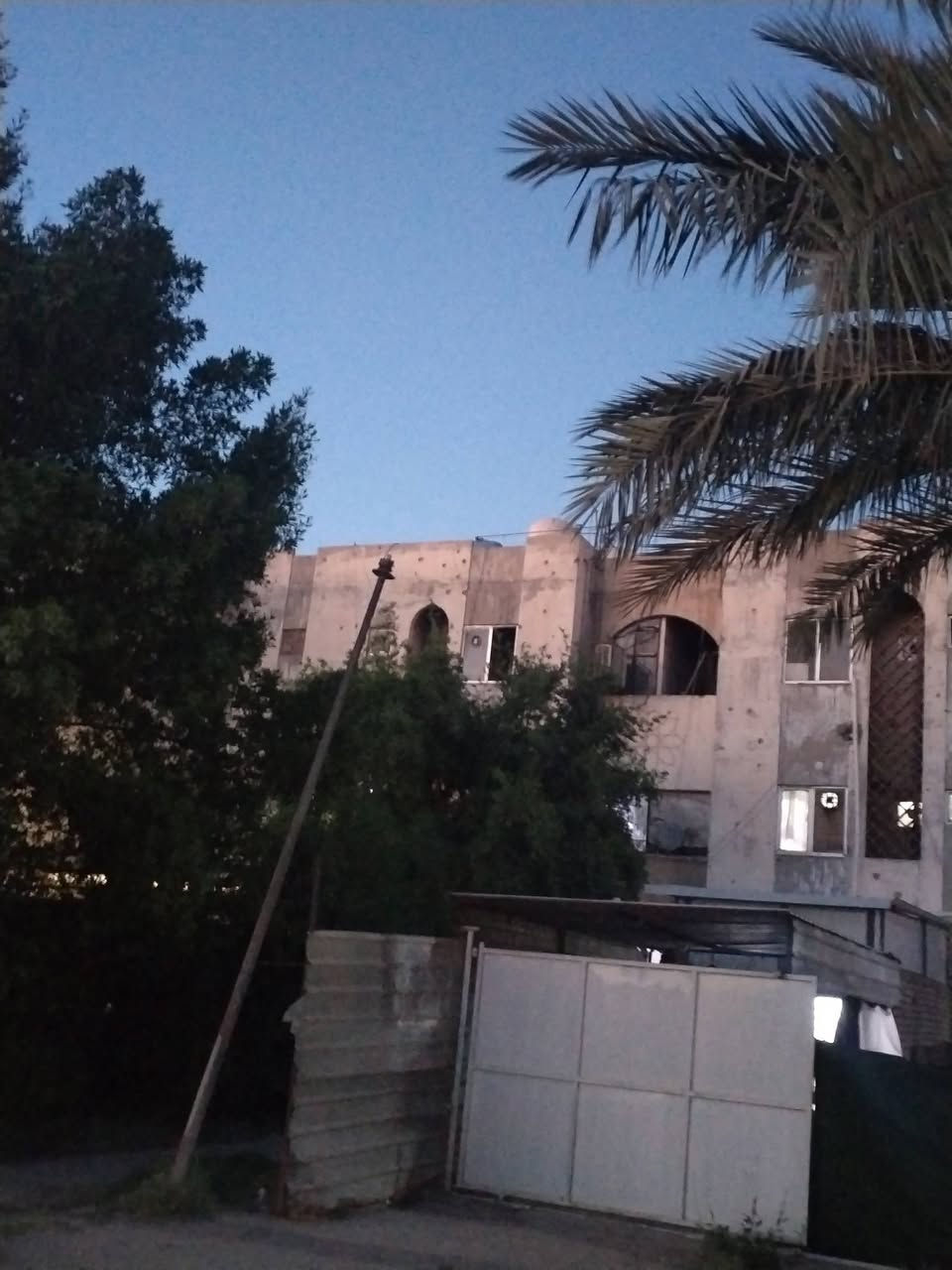 🏢🔥 فرصة بيع عاجلة – شقة مميزة جداً في مجمع 5 (العمارات البيض) 🔥🏢
شقة نادرة بموقع استراتيجي وراحة سكن عالية، مناسبة للعوائل وتعتبر من أفضل الخيارات بالمجمع حالياً.
✨ المواصفات:
الطابق الثالث
3 غرف نوم
صالة كبيرة وواسعة جداً
مطبخ
حمام وصحيات
إطلالة جميلة ومفتوحة
📍 الموقع الذهبي: مجمع 5 – العمارات البيض
على الخط السريع مباشرة
عمارة ركن (زاوية)
خلف العمارة ساحة سيارات ومكان مفتوح بالكامل
🌟 المميزات:
موقع قوي وقريب على كل الخدمات
تهوية وإضاءة ممتازة طول اليوم
ساحة سيارات قريبة جداً
جاهزة للسكن بدون تعب
📞 للاستفسار الجاد فقط: (***********)
