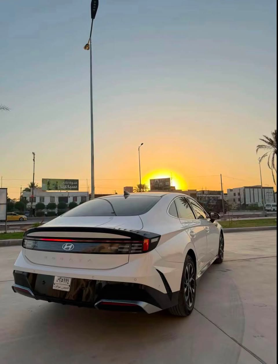 سلام عليكم
Sonata 2024

* السيارة وارد كوري.
* مواصفات السيارة:
* شاشة لمس.
* دعم Apple CarPlay وAndroid Auto لاسلكيًا.
* تشغيل السيارة عن بُعد.
* شاشة متصلة.
* تحكم إلى الأمام والخلف عن طريق بصمة السيارة.
* 3 وضعيات قيادة.
* كاميرات محيطية 360 درجة.
* رادار أمامي.
* كاميرا خلفية.
* مثبت سرعة ذكي.
* المحافظة على المسار.
* فرامل طوارئ أوتوماتيكية.
* مراقبة النقطة العمياء.
* كرسي السائق والراكب الأمامي كهربائي.
* حساسات أمامية وخلفية.
* صندوق ذكي عند الاقتراب.
* مسطرة خلفية LED كاملة على طول الشنطة.
* المحرك 1.6T.
* ممشى السيارة: 21 ألف كيلومتر.
* بدون رقم.
* صندوق كهربائي.
* السعر:165 ورقة، ويوجد مجال بسيط بالسعر.
* السيارة الجاملغ الأمامي والسكن مصبوغان فقط، صبغ بدون تعمير
للتواصل:***********
