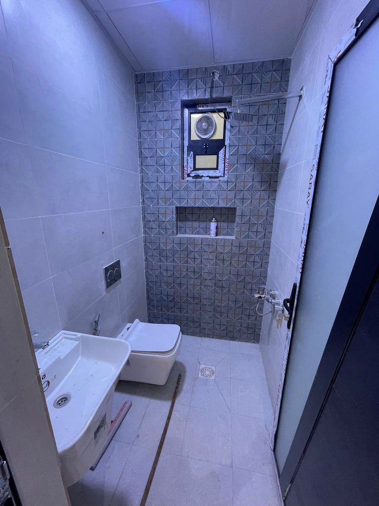 دار 150 متر للبيع واجهة 6 مدخلين
عرض الشارع 15 م مقابيلة تشجير 

 يحتوي  على هول صالة

 منور مطبخ وخدمات عدد 4 غرف نوم عدد 4 

حي الجهاد الضباط مجاور شقق حي صدام

للاستفسار  *********** واتساب
