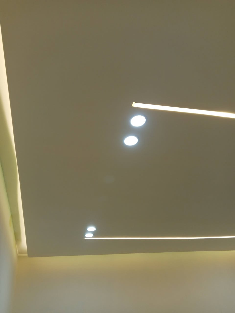 السلام عليكم صباغ داخلي وخارجي وتنضيف أنواع الشبابيك الاتصال ***********
