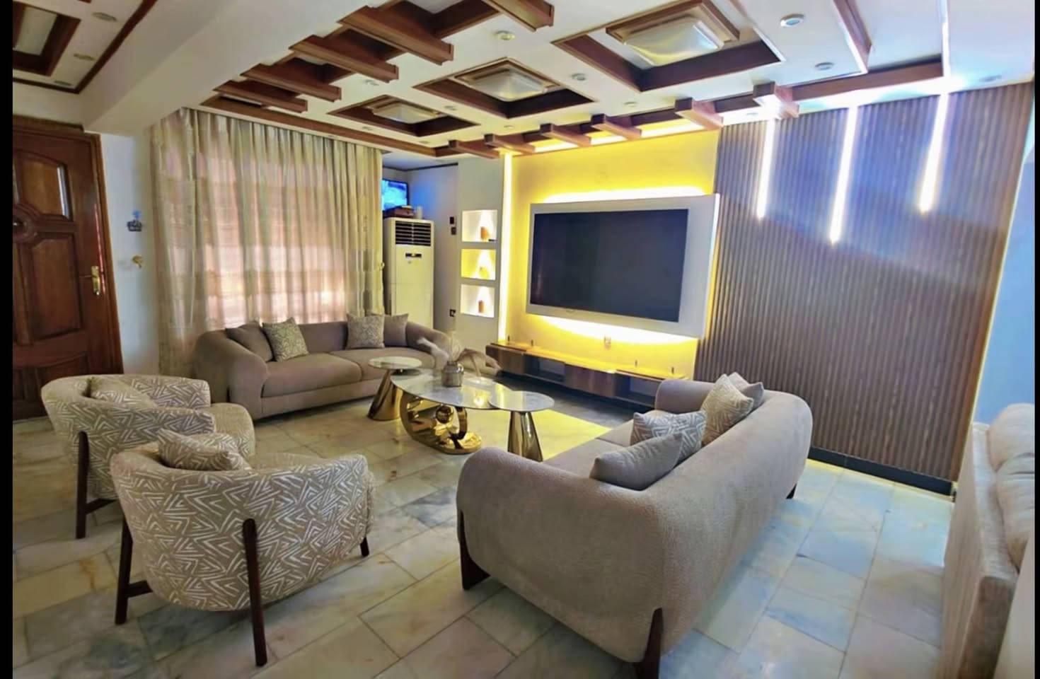 للبيع دار سكن بناء حديث 

📍 الموقع: زيونة محلة 718 مربع سكني هادئ جداً

✅المساحة——125 م²

✅الواجهة——-5م
✅ النزال———25م

🏡 مواصفات الدار
(گراج  - استقبال - هول كبير - مطبخ - 4 غرف نوم -  صحيات -  منور - سطحين)

#أعرض_عقارك_وأنت_مطمأن_في_مكتب_مجاز_رسمياً

للأستفسار ⬇️
#مكتب_الشمري_للخدمات_العقارية
📱***********  ابو حسين الشمري
📱***********  حسين الشمري

🏡 عنوان المكتب(زيونة 716-مدخل الجدار سنتر القديم-مقابل مدرسة الزوراء)
